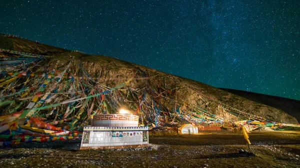 Tibet Dini Sitesinde Gece Yıldızları — Stok fotoğraf