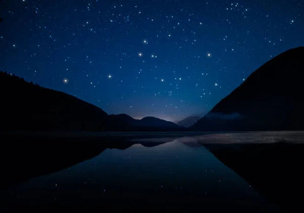 Montanhas Torno Lago Noite Estrelada — Fotografia de Stock