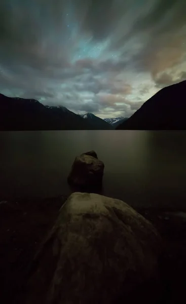 Nubes Nocturnas Rocas Lago — Foto de Stock