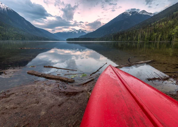 Kanoe Top Břehu Krásným Výhledem Jezero — Stock fotografie