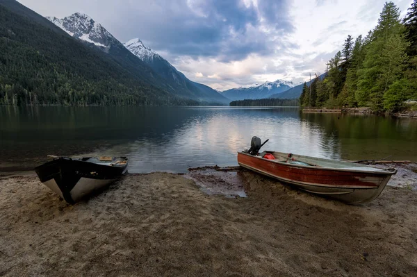 Deux Bateaux Sur Rivage Lac Sable Avec Des Montagnes Lointaines — Photo