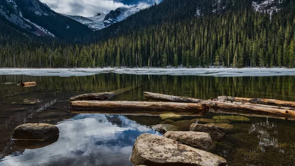 Rocas Hielo Lago Con Montañas Nieve Canadá Imágenes de stock libres de derechos