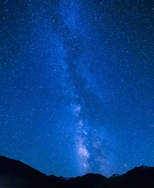 Montañas Debajo Vía Láctea Con Cielo Azul Imagen de archivo