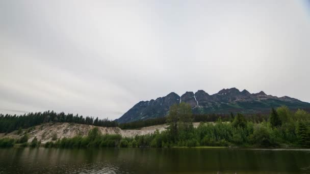 Jezero Hora Čas Vypršel Den Noc Rychlými Mraky Pohybující Pod — Stock video