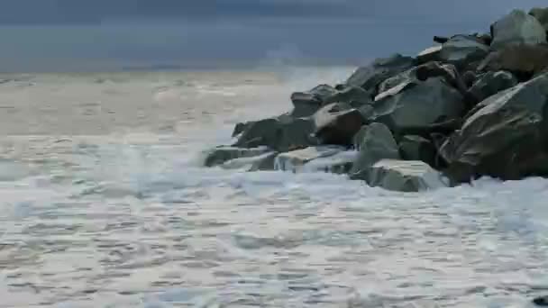 Onde Che Infrangono Contro Rocce Sulla Riva Dell Oceano — Video Stock