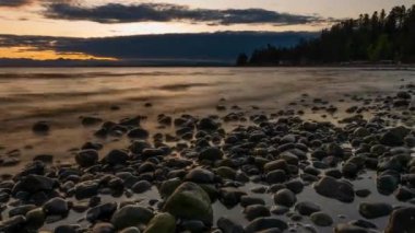 Okyanus akıntısının zaman aşımına uğraması güneşin doğuşuyla sona eren bir yakınlaşmayla sona eriyor..