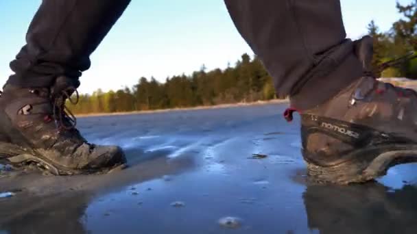 Botas Senderismo Caminando Una Playa Arena Cámara Lenta Cerca — Vídeos de Stock