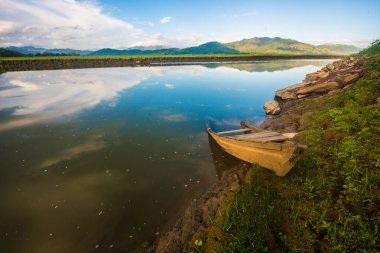 teknesi terk edilmiş bir göl.
