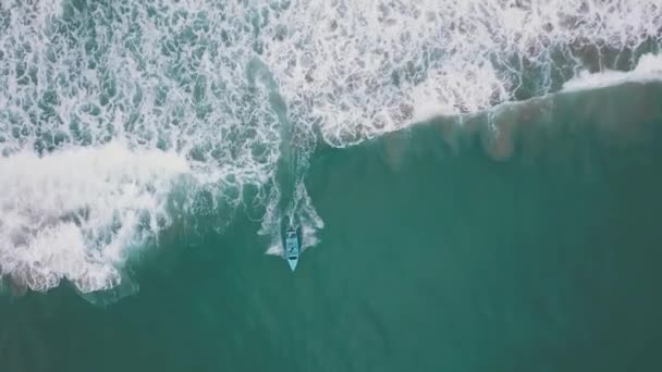Barco en el agua 4k — Vídeos de Stock
