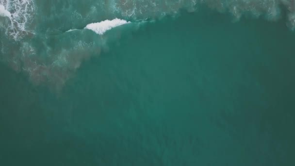 Ola de playa y barco 4k cenital — Vídeo de stock