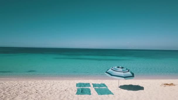Paraply i karibiska stranden i paradiset — Stockvideo