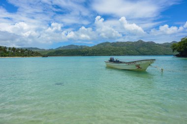 Cennet sahilinde bir tekne.