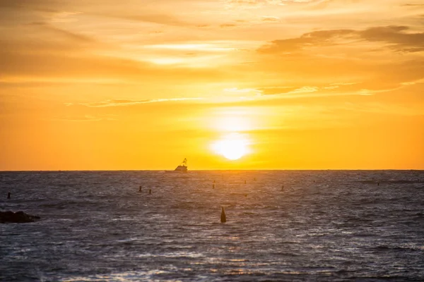 Nascer do sol com barco — Fotografia de Stock