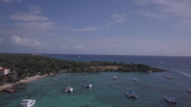 Cidade com barcos e igreja 4k — Vídeo de Stock