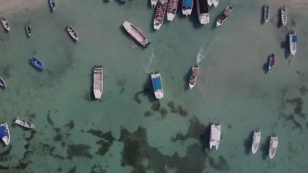 Barcos en la playa 60fps — Vídeos de Stock