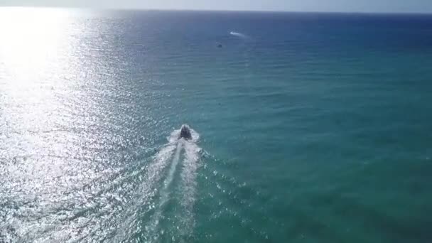 Лодка в середине моря 60 кадров в секунду — стоковое видео