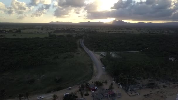 Strand drone met zonsondergang berg 60fps — Stockvideo
