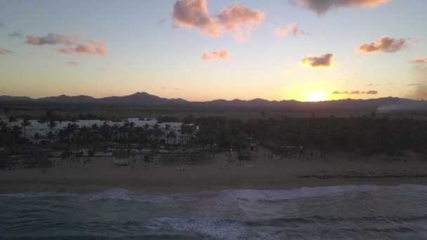 Caribisch resort met zonsondergang 2 60fps — Stockvideo