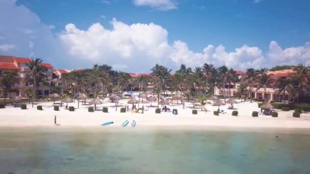 Caribische resort met blauw water 60fps — Stockvideo