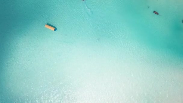 蓝色水中的黄船，时速60英尺 — 图库视频影像