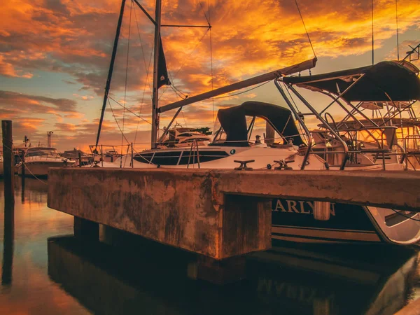 Marin med båtar solnedgång — Stockfoto