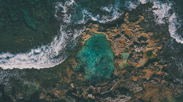 Doğal havuz kadını adası