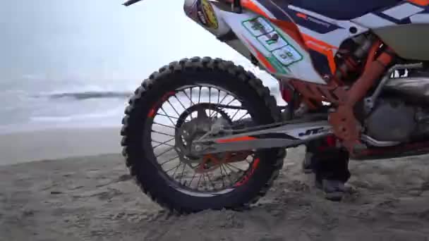 Motor na praia 60fps — Vídeo de Stock