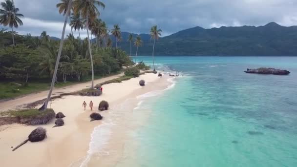 Райский пляж в Карибском море с горами в 60 кадров в секунду — стоковое видео
