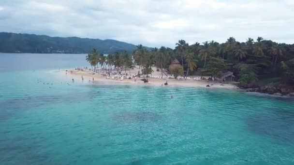 Пляж на острове Бакарди в Доминиканской республике в 60fps 2 — стоковое видео