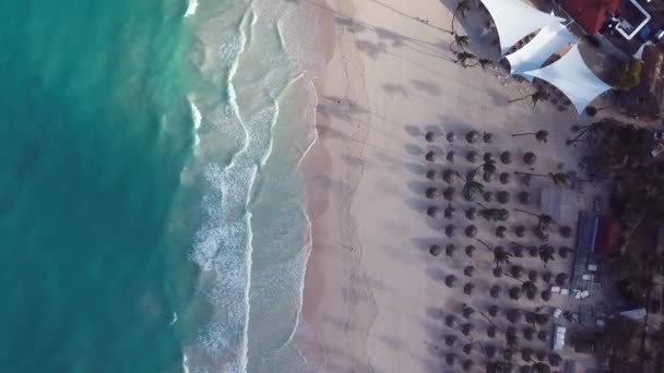 Karibi kék víz az üdülőhelyen Punta kana hullámokkal 60fps — Stock videók
