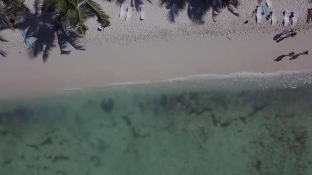 Dron cenital de playa paradisíaca con arena withe en 60fps — Vídeos de Stock