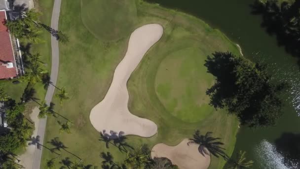 Безпілотний знімок гольф-табору з лагуною в 60fps — стокове відео