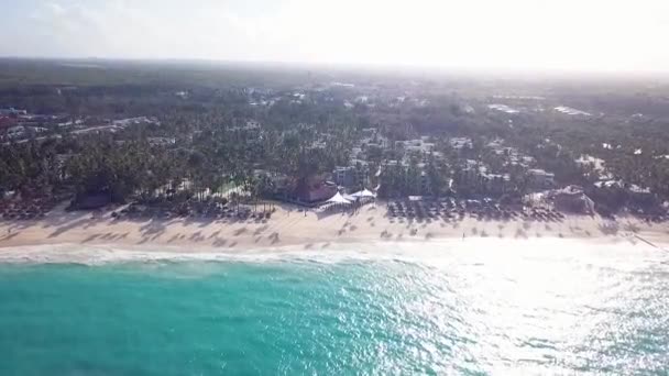 Hotel en el Caribe con agua azul en punta cana en 60 fps — Vídeos de Stock