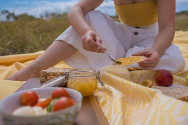 Sarı renkli bir piknik günü