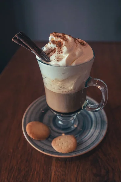 Cappuccino com biscoitos — Fotografia de Stock