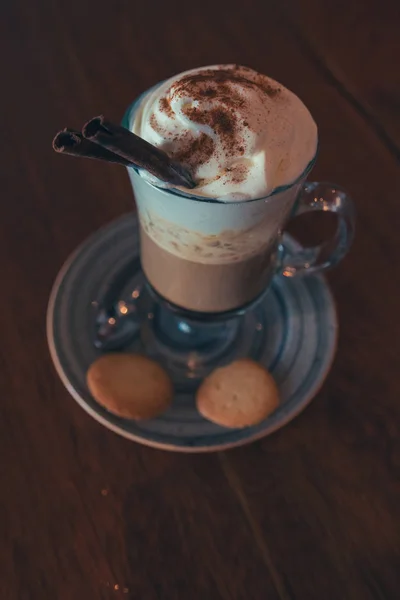 Cappuccino com biscoitos — Fotografia de Stock