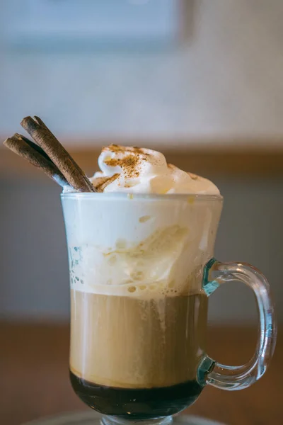 Cappuccino com biscoitos — Fotografia de Stock