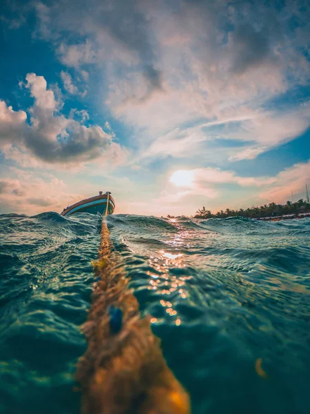 Barco en el agua con una puesta de sol — Foto de Stock