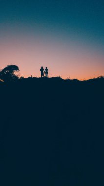 Doğadaki çiftin silueti.