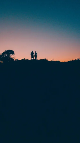 Doğadaki çiftin silueti.