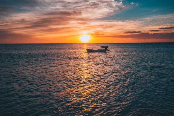 Una Puesta Sol Caribe Con Barcos Nubes Medio —  Fotos de Stock