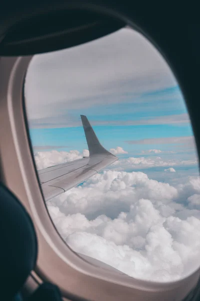 飛行機の翼が窓を見て — ストック写真