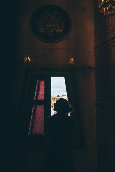 Силуэт мужчины в окне
