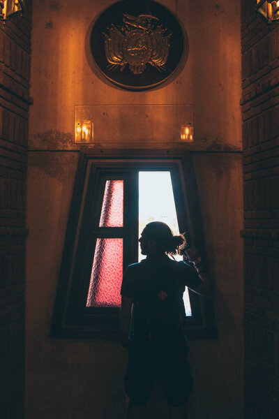 Силуэт мужчины в окне
