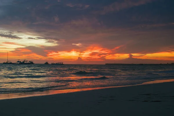 Sonnenaufgang Strand Mit Wolken Boote Und Wellen — Stockfoto