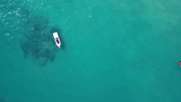 Barco en el agua azul en el Caribe 1080 60fps — Vídeos de Stock