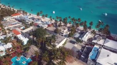 Karayipler 'de palmiyeleri olan plaj 1080 fp.