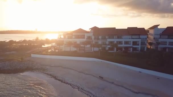 Zonsondergang in de caribbean in het hotel 1080 60fps — Stockvideo