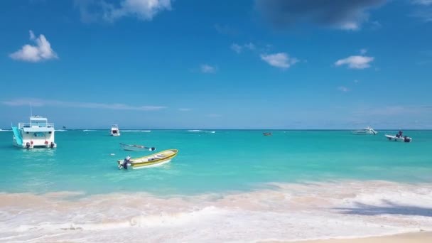 Boot op het caribische strand met blauw water 4k 24fps — Stockvideo