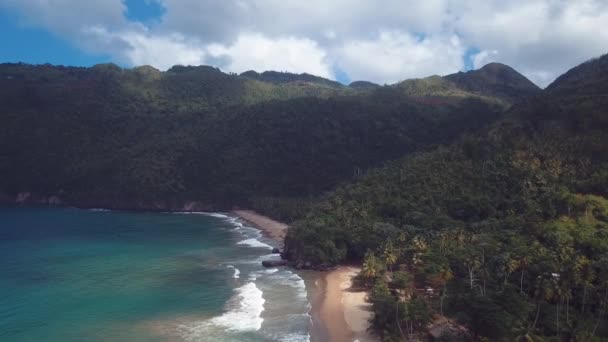 Praia drone atirar no meio das montanhas na natureza em 4k 24fps — Vídeo de Stock